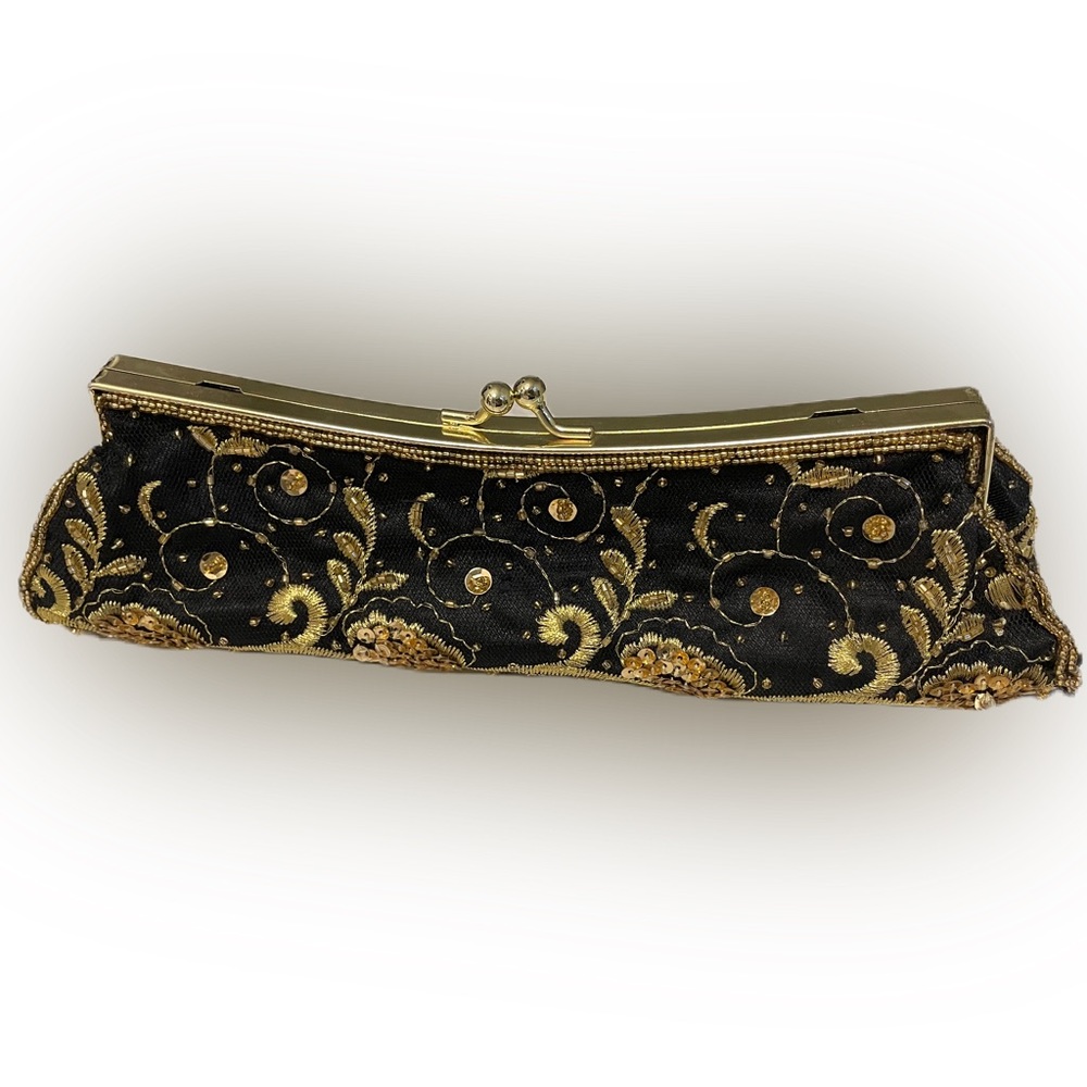 Beaded clutch with delicate handle